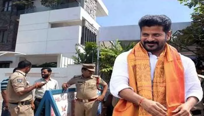 సీఎం రేవంత్ ఇంటి వద్ద బాంబ్.. అనుమానితుడిని గుర్తించిన పోలీసులు సీఎం రేవంత్ ఇంటి వద్ద బాంబ్.. అనుమానితుడిని గుర్తించిన పోలీసులు