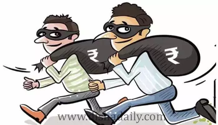 బైక్పై వచ్చి నగదు చోరీ బైక్పై వచ్చి నగదు చోరీ