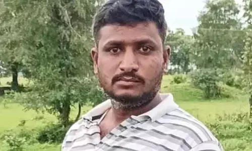 గ్యాస్ కంపెనీ కూలీ ఆత్మహత్య.. ఆ కారణంతోనే..