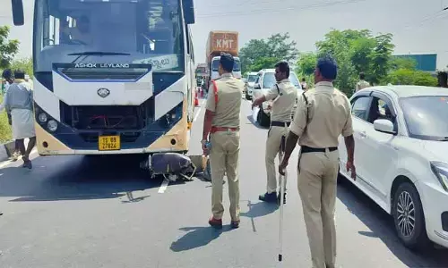 ద్విచక్ర వాహనాన్ని ఢీకొన్న ఆర్టీసీ బస్సు…ఇద్దరు మృతి