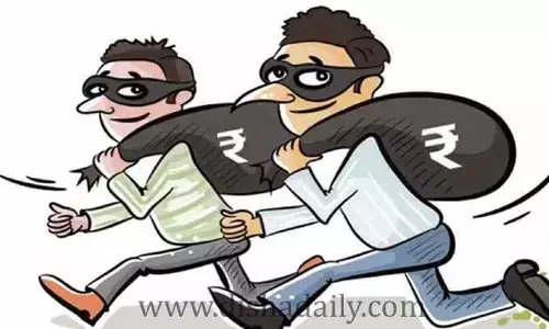 బైక్‌పై వచ్చి నగదు చోరీ