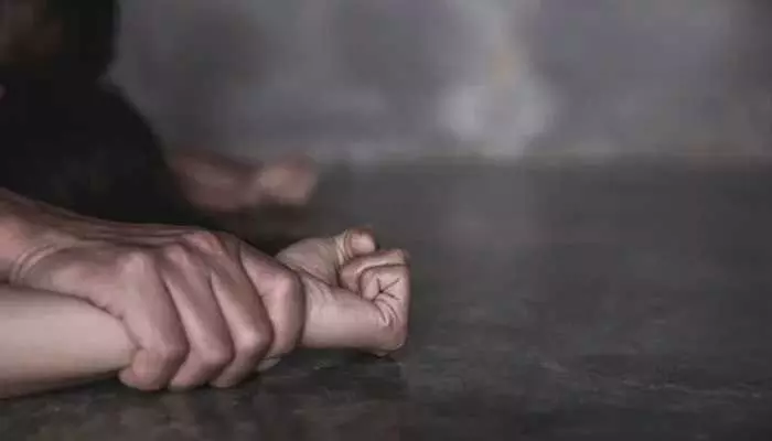 శ్మశానవాటికలో దారుణం.. వృద్ధురాలిపై యువకుడి అత్యాచారం శ్మశానవాటికలో దారుణం.. వృద్ధురాలిపై యువకుడి అత్యాచారం