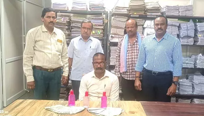 కొత్తగూడెం కలెక్టరేట్ లో ఏసీబీ దాడి కొత్తగూడెం కలెక్టరేట్ లో ఏసీబీ దాడి