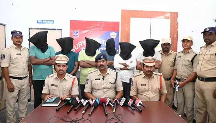 అక్రమ సంబంధం నెపంతో హత్య..ఆరుగురు నిందితుల అరెస్ట్ అక్రమ సంబంధం నెపంతో హత్య..ఆరుగురు నిందితుల అరెస్ట్