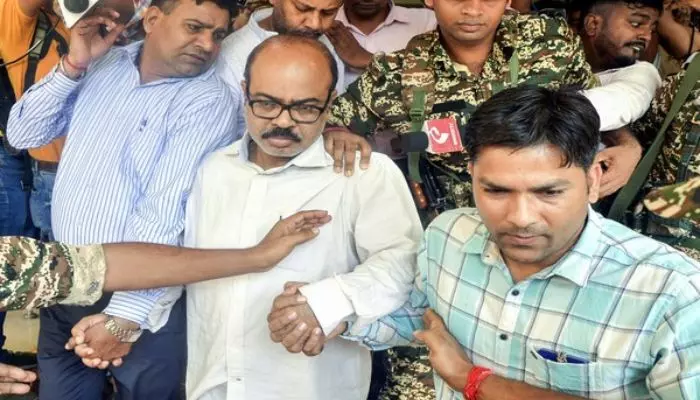 Kolkata Police : ఎస్హెచ్ఓ అభిజిత్పై సస్పెన్షన్ వేటు.. కోల్కతా జూనియర్ వైద్యురాలి కేసులో పురోగతి Kolkata Police : ఎస్హెచ్ఓ అభిజిత్పై సస్పెన్షన్ వేటు.. కోల్కతా జూనియర్ వైద్యురాలి కేసులో పురోగతి