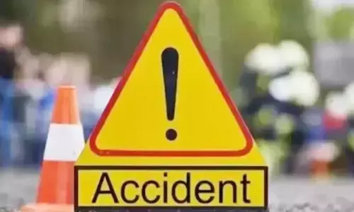 Road Accident: మేడ్చల్‌లో ఘోర రోడ్డు ప్రమాదం.. భర్త కళ్లెదుటే భార్య దుర్మరణం