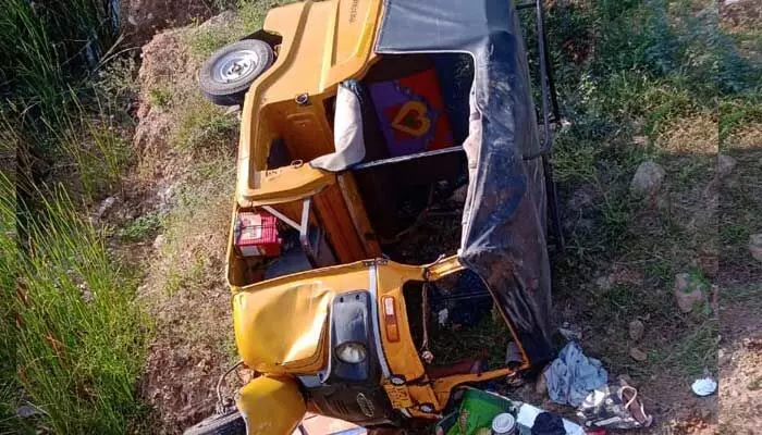 Accident:ఆటో బోల్తా మహిళ మృతి.. పలువురికి గాయాలు Accident:ఆటో బోల్తా మహిళ మృతి.. పలువురికి గాయాలు