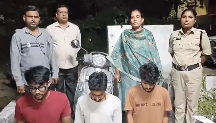 Drugs: మాదాపూర్లో డ్రగ్స్ కలలకం.. ముగ్గురు ఇంజనీరింగ్ విద్యార్థులు అరెస్ట్ Drugs: మాదాపూర్లో డ్రగ్స్ కలలకం.. ముగ్గురు ఇంజనీరింగ్ విద్యార్థులు అరెస్ట్