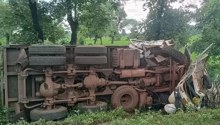 Road accident: ట్రక్కు ఆటో ఢీకొని ఏడుగురు మృతి.. మధ్యప్రదేశ్లో ఘోర ప్రమాదం Road accident: ట్రక్కు ఆటో ఢీకొని ఏడుగురు మృతి.. మధ్యప్రదేశ్లో ఘోర ప్రమాదం