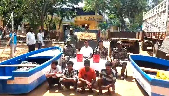 వాగులు దాటేందుకు బోట్లకు ఆర్డరిచ్చిన నక్సల్స్ వాగులు దాటేందుకు బోట్లకు ఆర్డరిచ్చిన నక్సల్స్