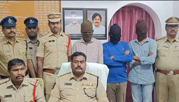 దోపిడీ దొంగల అరెస్ట్.. ఒంటరి మహిళలే లక్ష్యంగా ఆభరణాల చోరీ దోపిడీ దొంగల అరెస్ట్.. ఒంటరి మహిళలే లక్ష్యంగా ఆభరణాల చోరీ