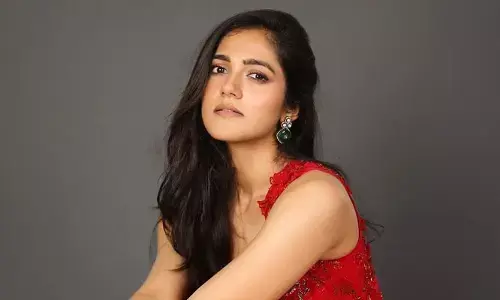 రెడ్ డ్రెస్ లో  హీట్ పెంచేస్తున్న సిమ్రాన్ చౌదరి