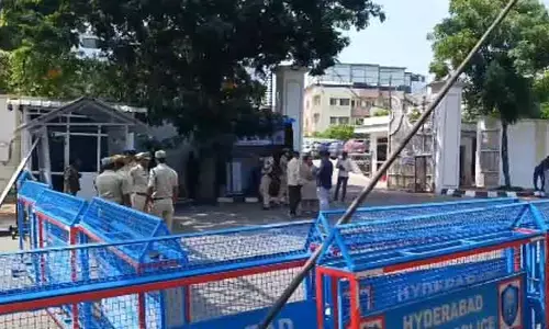 Praja Bhavan: ప్రజా భవన్ ముందు బారికేడ్లతో బందోబస్తు