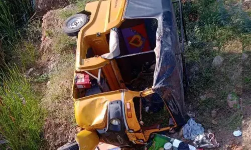 Accident:ఆటో బోల్తా మహిళ మృతి.. పలువురికి గాయాలు