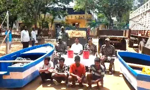 వాగులు దాటేందుకు బోట్లకు ఆర్డరిచ్చిన నక్సల్స్