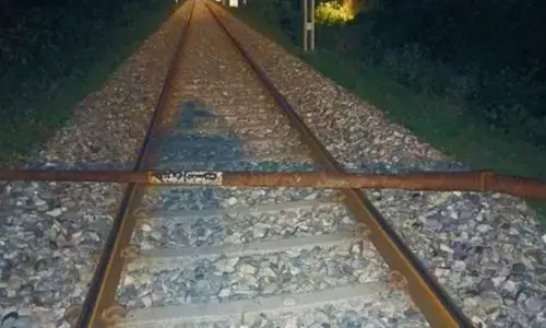 Railways: ట్రాక్‌పై 6 మీటర్ల ఇనుప రాడ్.. ఎఫ్ఐఆర్ నమోదు: రైల్వే సిబ్బంది