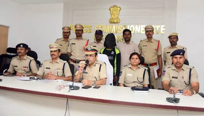 సినిమా తరహాలో స్మగ్లింగ్.. భారీగా పట్టుబడిన గంజాయి సినిమా తరహాలో స్మగ్లింగ్.. భారీగా పట్టుబడిన గంజాయి
