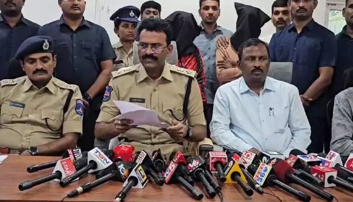 కారులో తరలిస్తున్న గంజాయి స్వాధీనం.. ఇద్దరు వ్యక్తుల అరెస్ట్ కారులో తరలిస్తున్న గంజాయి స్వాధీనం.. ఇద్దరు వ్యక్తుల అరెస్ట్
