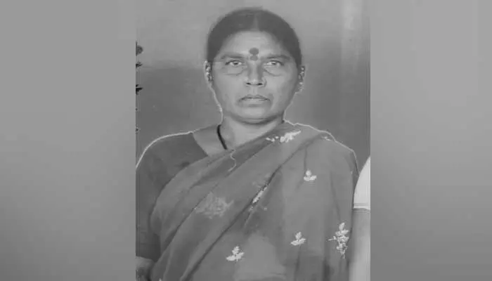 రోడ్డు దాటుతుండగా వేగంగా ఢీకొట్టిన కారు…మహిళ స్పాట్ డెడ్ రోడ్డు దాటుతుండగా వేగంగా ఢీకొట్టిన కారు…మహిళ స్పాట్ డెడ్