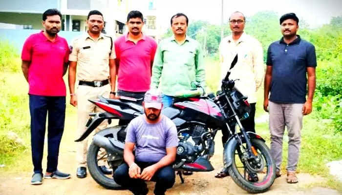 విద్యార్థులకు గంజాయి విక్రయిస్తూ... విద్యార్థులకు గంజాయి విక్రయిస్తూ...