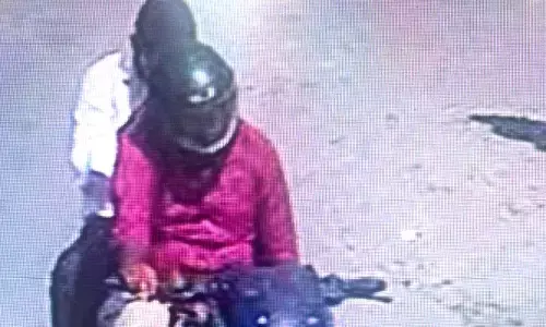 పెనుబల్లిలో చైన్ స్నాచర్ల హల్చల్