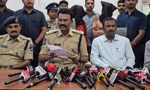 కారులో తరలిస్తున్న గంజాయి స్వాధీనం.. ఇద్దరు వ్యక్తుల అరెస్ట్