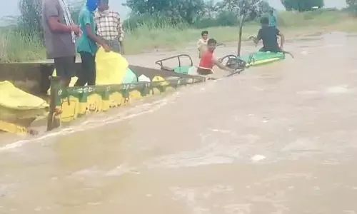వరద నీటిలో నిరీక్షణ