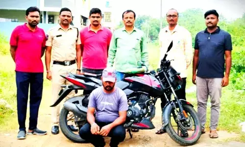 విద్యార్థులకు గంజాయి విక్రయిస్తూ...