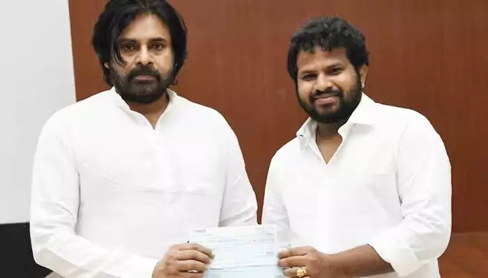 Hyper Aadi: పవన్ కళ్యాణ్కు విరాళం అందజేసిన జబర్దస్త్ కమెడియన్.. ఎన్ని లక్షలు ఇచ్చారంటే? Hyper Aadi: పవన్ కళ్యాణ్కు విరాళం అందజేసిన జబర్దస్త్ కమెడియన్.. ఎన్ని లక్షలు ఇచ్చారంటే?