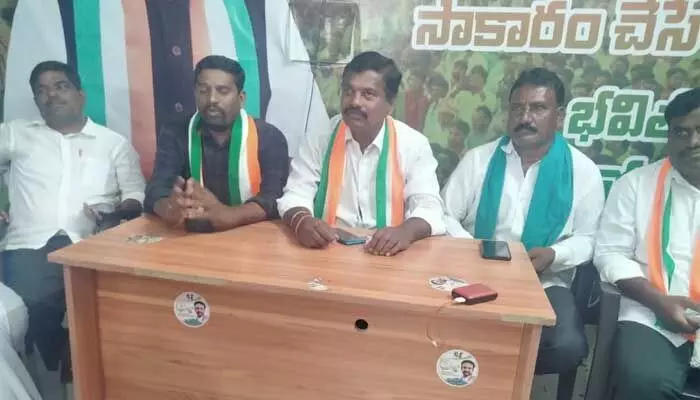 రైతులను రెచ్చగొట్టే విధంగా బీఆర్ఎస్ నాయకుల చర్యలు! మీడియా సమావేశంలో కాంగ్రెస్ రైతులను రెచ్చగొట్టే విధంగా బీఆర్ఎస్ నాయకుల చర్యలు! మీడియా సమావేశంలో కాంగ్రెస్