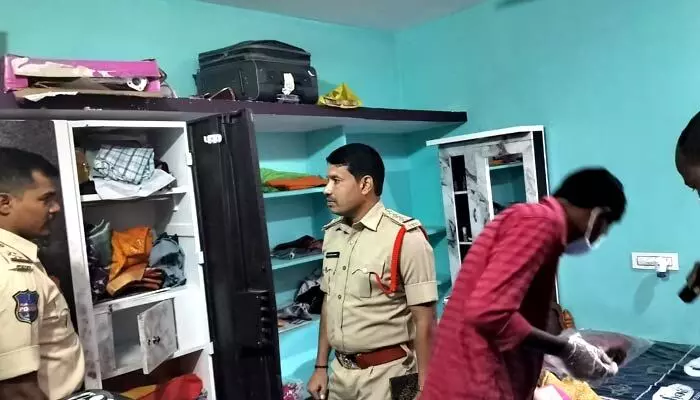 ఆలయానికి వెళ్లి వచ్చేలోపు అంతా దోచేశారు... ఆలయానికి వెళ్లి వచ్చేలోపు అంతా దోచేశారు...