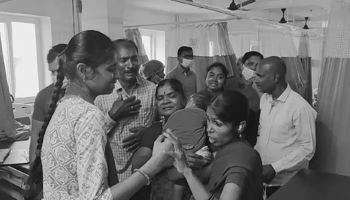 డాక్టర్ల నిర్లక్ష్యంతో చిన్నారి మృతి..ఆసుపత్రి ఎదుట తల్లిదండ్రుల ఆందోళన డాక్టర్ల నిర్లక్ష్యంతో చిన్నారి మృతి..ఆసుపత్రి ఎదుట తల్లిదండ్రుల ఆందోళన