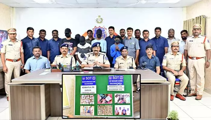 భారీగా హాష్ ఆయిల్, గంజాయి చాక్లెట్లు పట్టివేత.. నలుగురు సభ్యుల ముఠా అరెస్ట్ భారీగా హాష్ ఆయిల్, గంజాయి చాక్లెట్లు పట్టివేత.. నలుగురు సభ్యుల ముఠా అరెస్ట్