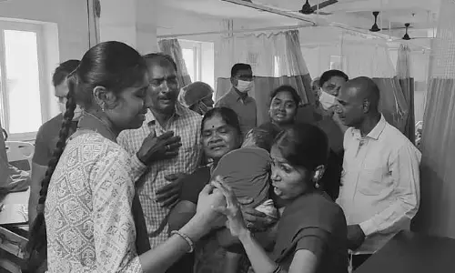 డాక్టర్ల నిర్లక్ష్యంతో చిన్నారి మృతి..ఆసుపత్రి ఎదుట తల్లిదండ్రుల ఆందోళన