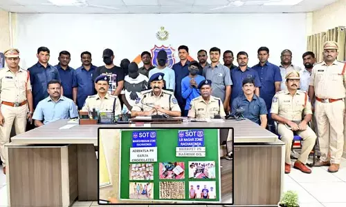 భారీగా హాష్ ఆయిల్, గంజాయి చాక్లెట్లు పట్టివేత.. నలుగురు సభ్యుల ముఠా అరెస్ట్