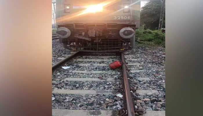 Train Incident : తప్పిన రైలు ప్రమాదం.. ఈ సారి ఏకంగా సిలిండర్ తో కుట్ర Train Incident : తప్పిన రైలు ప్రమాదం.. ఈ సారి ఏకంగా సిలిండర్ తో కుట్ర