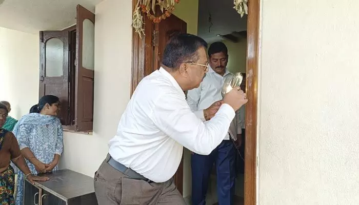 మేడ్చల్ జిల్లాలో భారీ చోరీ.. రూ.2 కోట్ల నగదు, 28 తులాల బంగారాన్ని ఎత్తుకెళ్లిన దొంగలు మేడ్చల్ జిల్లాలో భారీ చోరీ.. రూ.2 కోట్ల నగదు, 28 తులాల బంగారాన్ని ఎత్తుకెళ్లిన దొంగలు