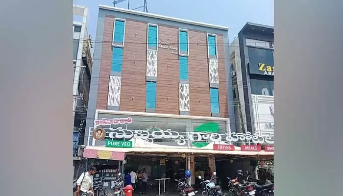 హుక్కా సెంటర్పై దాడి..ఇద్దరు అరెస్ట్ హుక్కా సెంటర్పై దాడి..ఇద్దరు అరెస్ట్