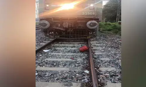 Train Incident : తప్పిన రైలు ప్రమాదం.. ఈ సారి ఏకంగా సిలిండర్ తో కుట్ర