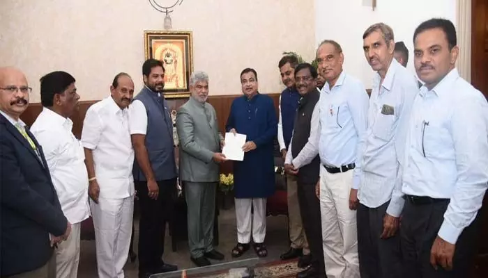 Nitin Gadkari : కేంద్రమంత్రి నితీన్గడ్కరీని కలిసిన స్పీకర్ గడ్డం ప్రసాద్ Nitin Gadkari : కేంద్రమంత్రి నితీన్గడ్కరీని కలిసిన స్పీకర్ గడ్డం ప్రసాద్