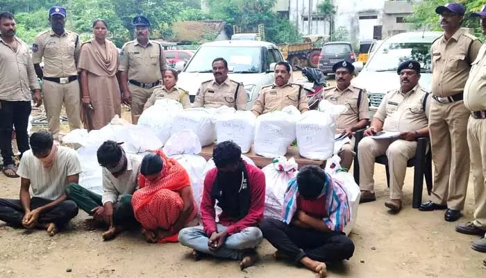 ఆ కుటుంబంలో అందరూ గంజాయి స్మగ్లర్లే.. ఆ కుటుంబంలో అందరూ గంజాయి స్మగ్లర్లే..