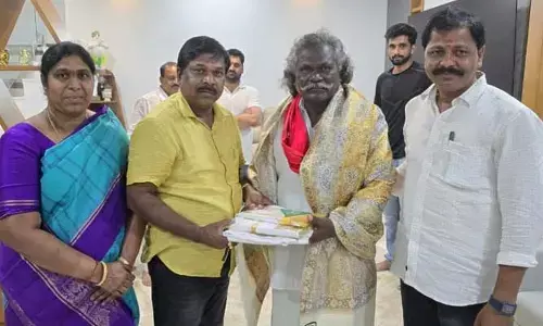 పద్మశ్రీ అవార్డు గ్రహీత కిన్నెర మొగులయ్యను సన్మానించిన ఎమ్మెల్యే