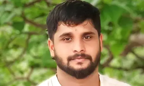 పేపర్​ ప్లేట్స్​ తయారు చేస్తుండగా విద్యుత్​ షాక్​... యువకుడు మృతి