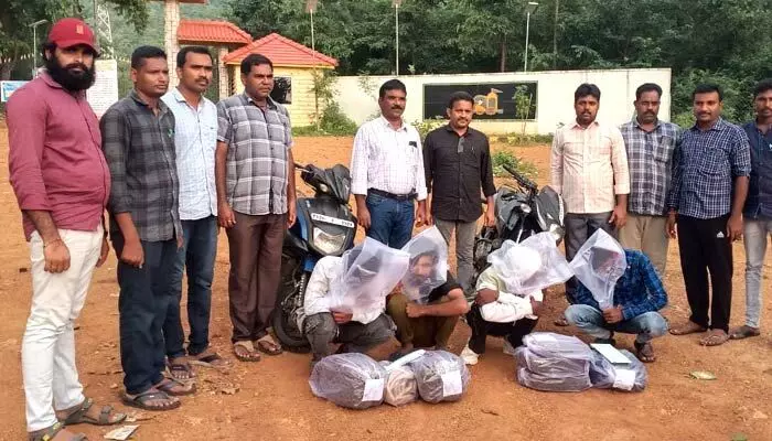 మణుగూరులో 12.82 కిలోల గంజాయి పట్టివేత మణుగూరులో 12.82 కిలోల గంజాయి పట్టివేత