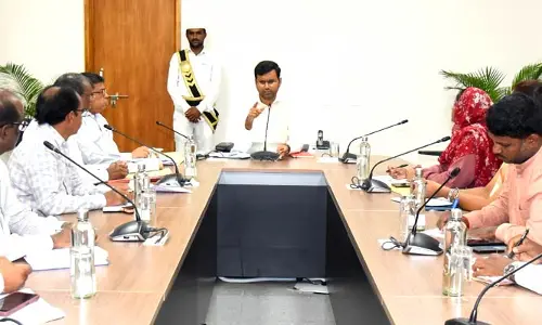 పాఠశాలల్లోని పెండింగ్​ పనులను త్వరగా పూర్తిచేయాలి