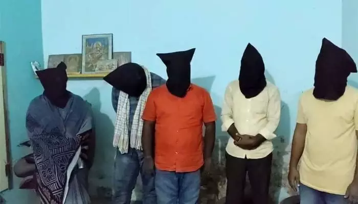 బంగారు బిస్కెట్లు తక్కువ ధరకు ఇస్తామని మోసం చేసిన నిందితులు అరెస్ట్ బంగారు బిస్కెట్లు తక్కువ ధరకు ఇస్తామని మోసం చేసిన నిందితులు అరెస్ట్