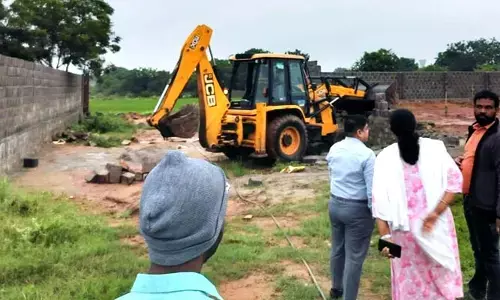 అక్రమ నిర్మాణాలపై రెవెన్యూ అధికారులు ఉక్కుపాదం