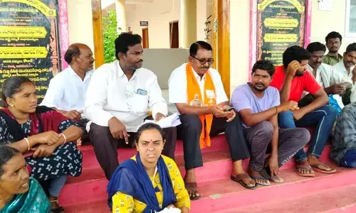 వరద నష్టపరిహారం అందించాలి