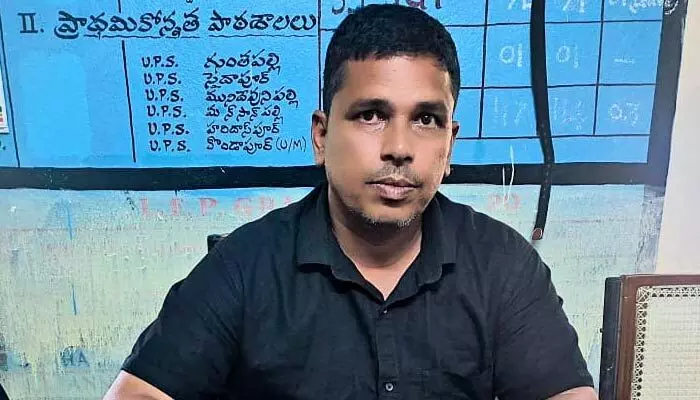 ఏసీబీ వలలో కొండాపూర్ పంచాయతీ కార్యదర్శి ఏసీబీ వలలో కొండాపూర్ పంచాయతీ కార్యదర్శి