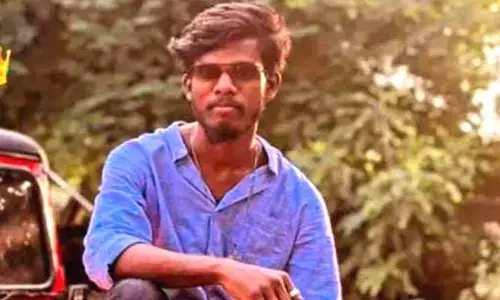 రోడ్డుపై నిలుచున్న యువకుడిని ఢీకొట్టిన కంటైనర్​
